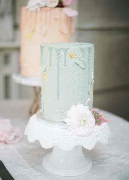 Blue wedding cake and flower detail