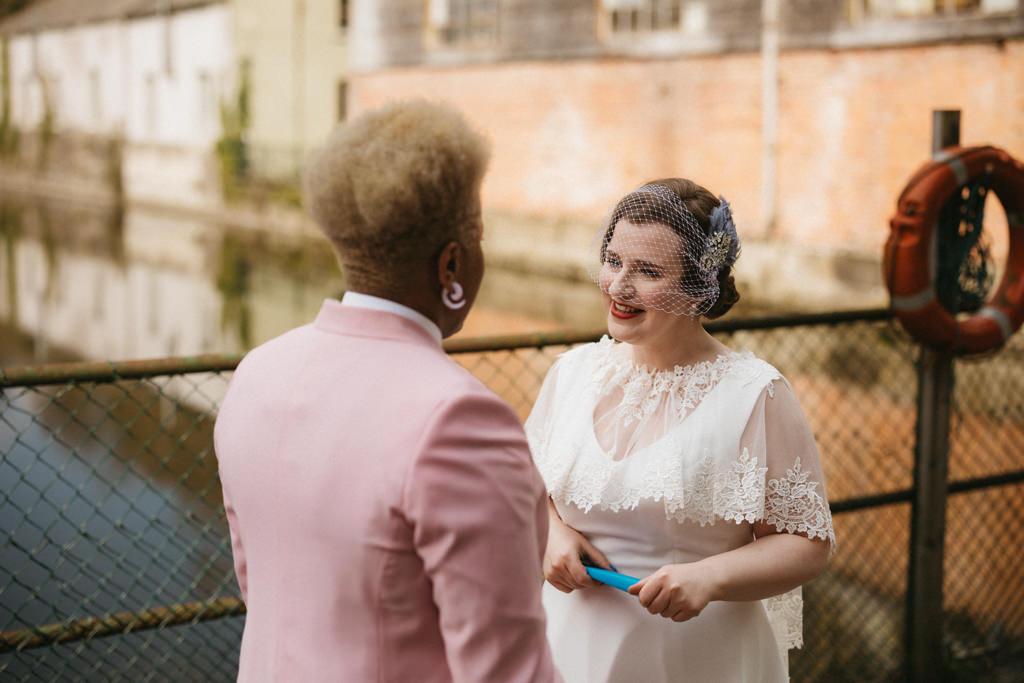 Brides on the bride face each other and look at each other