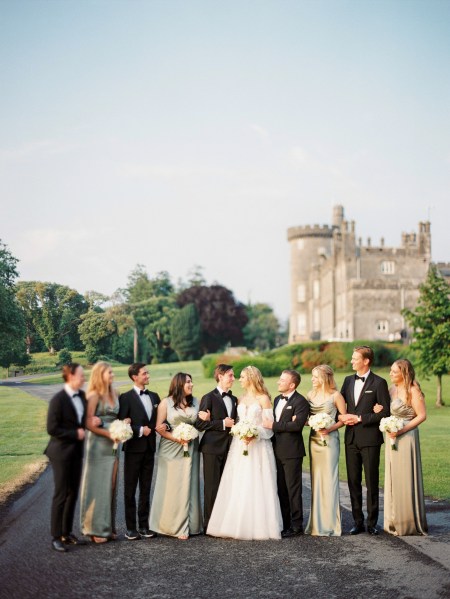 Bride and groom posing with groomsmen and bridesmaids