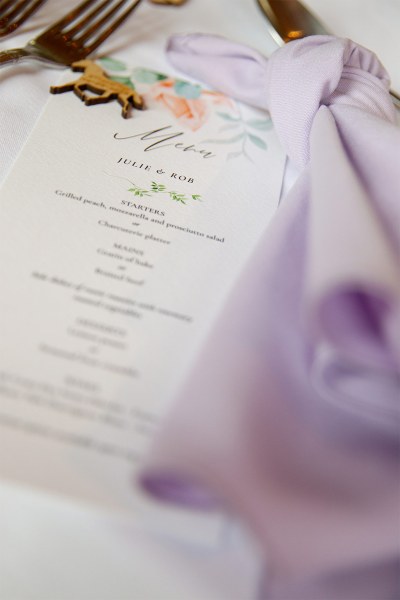 Menu detail purple serviette