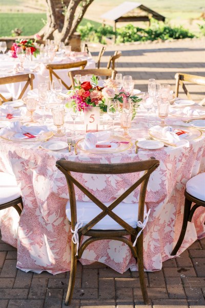 Table setting cutlery plates glasses pink roses flowers