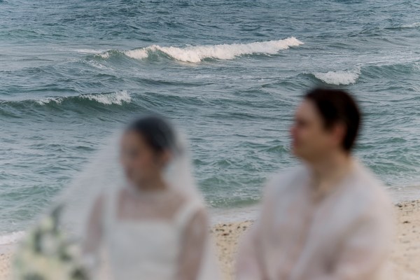 focus on the sea in background blurry vision of couple in foreground