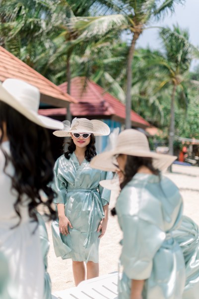 bridesmaids wearing sunhats