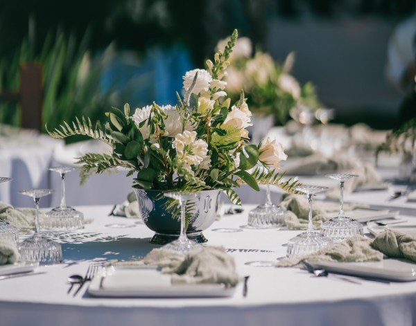 table setting decor flowers roses cutlery