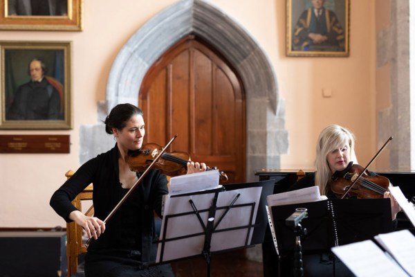 violinist wedding music plays the violin