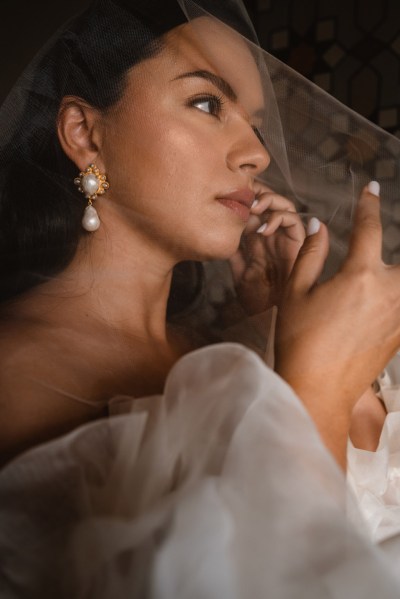 veil and bride hand nail varnish detail