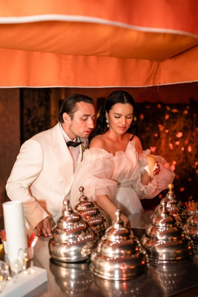 bride and groom preparing the cake