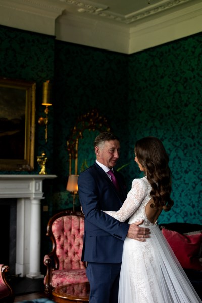 father of the bride hugs daughter emotional moment