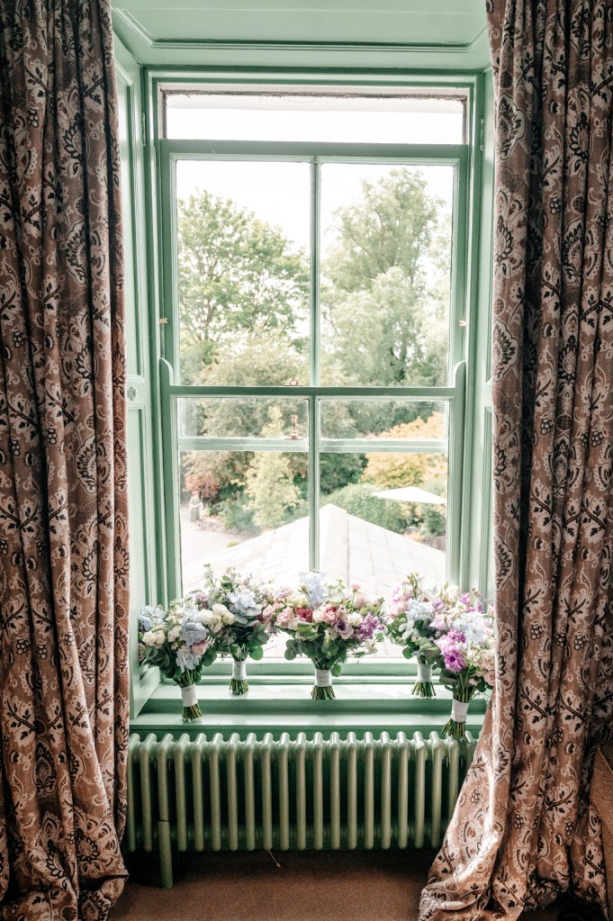 window sill frame flowers bouquet resting