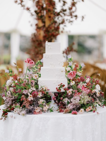 wedding cake meadow, wedding cake trend, wedding cake display