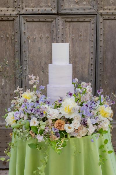 wedding cake meadow, wedding cake trend, wedding cake display