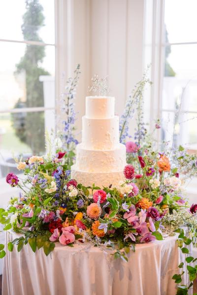 wedding cake meadow, wedding cake trend, wedding cake display