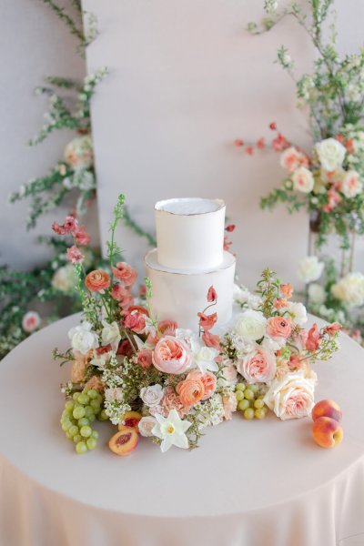 wedding cake meadow, wedding cake trend, wedding cake display