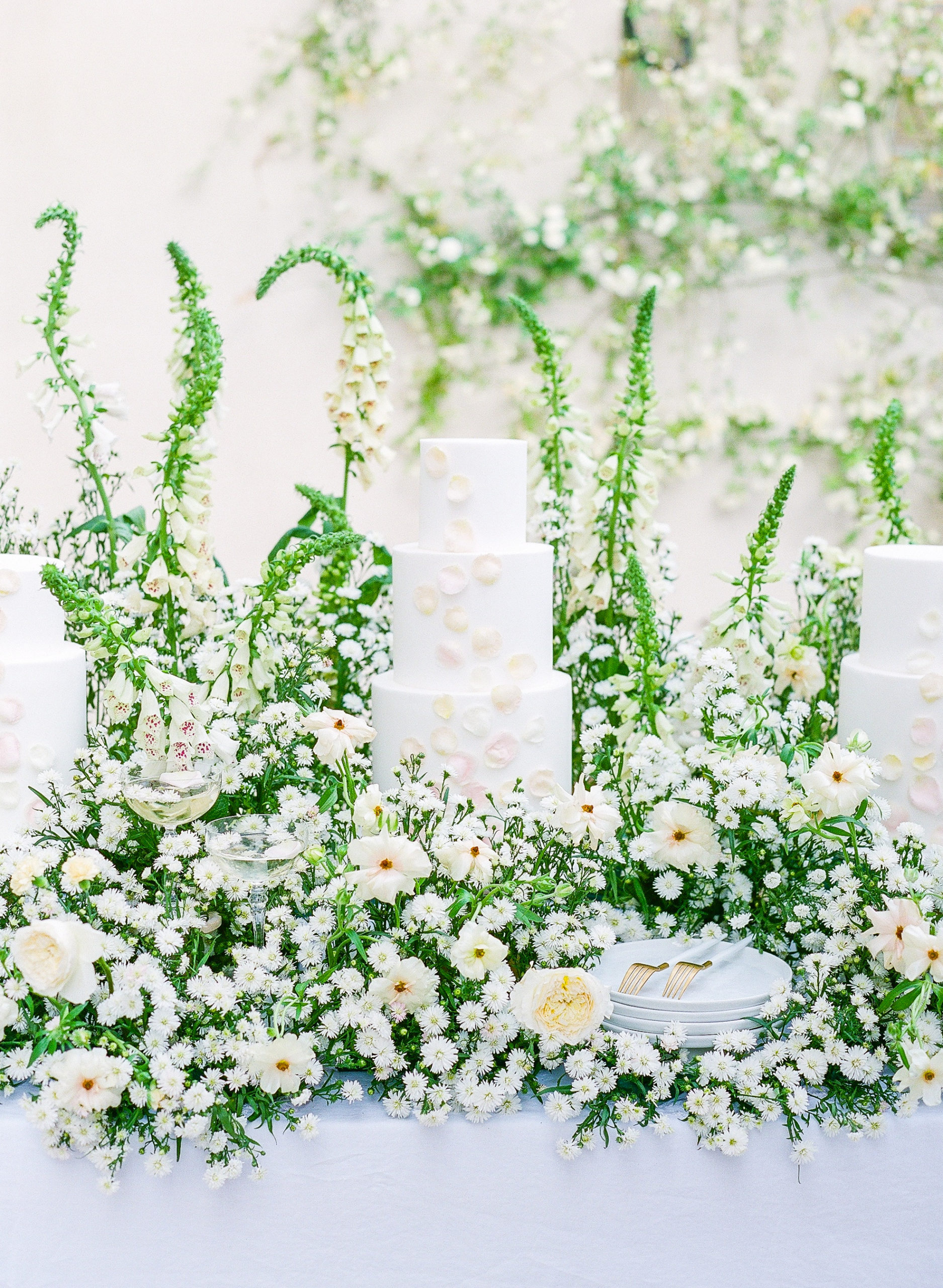 wedding cake meadow, wedding cake trend, wedding cake display