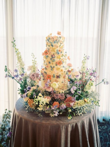 wedding cake meadow, wedding cake trend, wedding cake display