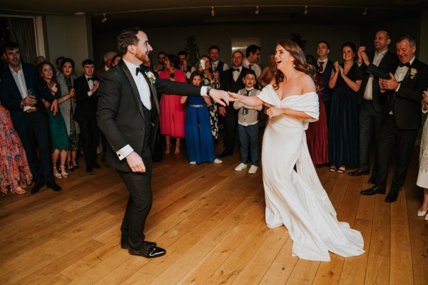 bride and groom dancing on the dancefloor