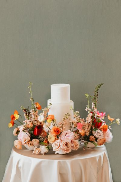 wedding cake meadow, wedding cake trend, wedding cake display