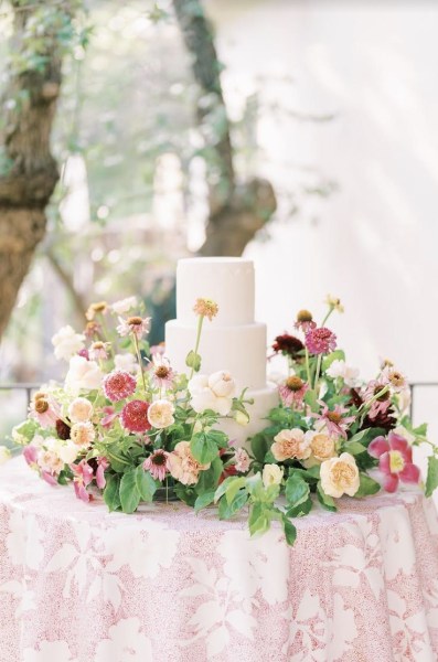 wedding cake meadow, wedding cake trend, wedding cake display